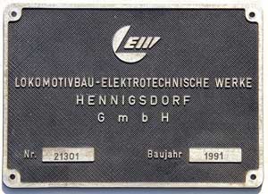 Fabrikschild LEW, Hennigsdorf. Fabriknummer: 21301, Baujahr: 1991. Aluminiumguss rechteckig, Riffelgrund mit Rand. Das Schild ist von der DB-AG 112 008-8. BxH = 300 x 212 mm.