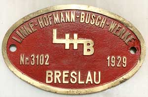 Fabrikschild Linke-Hofmann-Busch-Werke, Breslau: Fabriknummer: 3102, Baujahr: 1929. Messingguss, oval, Riffelgrund mit Rand. BxH = 214 x 136 mm. Das Schild ist von der DRG 86 011.