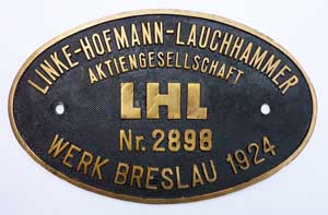 Fabrikschild Linke-Hofmann-Lauchhammer Aktiengesellschaft (LHL). Fabriknummer: 2898, Baujahr: 1924, Messingguss oval, Riffelgrund mit Rand. Das Schild ist von der DRG 94 1729.