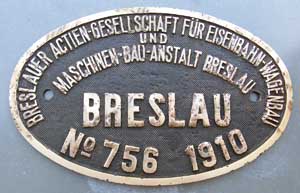 Fabrikschild LHW, Breslau. Fabriknummer: 756, Baujahr: 1910.  Messingguss oval, Riffelgrund mit Rand. BxH =  x  mm. Das sch�ne Fabrikschild ist vom Tender der DRG 13 555.