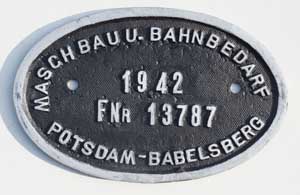 Fabrikschild Maschinenbau u. Bahnbedarf, Potsdam-Babelsberg. Fabriknummer: 13787, Baujahr: 1942, Zinkguss oval, Riffelgrund mit Rand (GZnmR). Das Schild ist vom Tender der DRB 50 3161, spter DB 053 161-6.