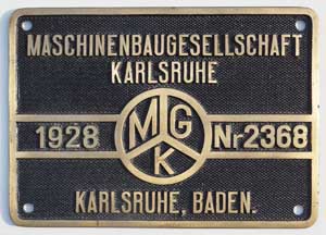 Fabrikschild Maschinenbaugesellschaft Karlsruhe, Fabriknummer: 2368, Baujahr: 1928, Messingguss rechteckig, Riffelgrund mit Rand  (GMsmR). Das Schild ist von einer Bt der Bad. Lok. Eb. A.G.