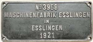 Fabrikschild Maschinenfabrik Esslingen, Esslingen: Fabriknummer: 3968, Baujahr: 1921. Eisenguss, rechteckig, Riffelgrund mit Rand. BxH = 504 x 221 mm. Das Schild ist von der DRG 93 805, ex. wrtt. T14, Nr. 1451.