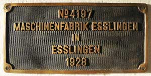 Fabrikschild Maschinenfabrik Esslingen, in Esslingen. Fabriknummer: 4197, Baujahr: 1928. Messingguss rechteckig, Riffelgrund mit Rand. Das Schild ist von der DRG 64 156. BxH = 328 x 156 mm.