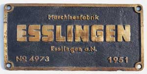 Fabrikschild Maschinenfabrik Esslingen, Fabriknummer: 4973, Baujahr: 1951, Messingguss rechteckig, Riffelgrund mit Rand (GMsmR). Das Schild ist von der DB 82 037.