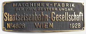 Fabrikschild Maschinen-Fabrik der privilegierten sterreichisch-ungarischen Staatseisenbahn-Gesellschaft, Wien, Fabriknummer: 4828, Baujahr: 1928. Messingguss rechteckig, Riffelgrund mit Rand. Das Schild ist von der BB 378.104.