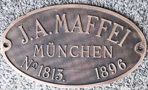 Fabrikschild J.A. Maffei, Mnchen: Fabriknummer: 1813, Baujahr: 1896. Messingguss, oval, Riffelgrund mit Rand. BxH = 260 x 154 mm. Das Schild ist von einer Mallet, Nr. 103, ex. Anatolische Eisenbahn.