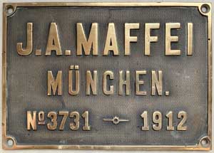Fabrikschild J.A. MAFFEI, Mnchen: Fabriknummer: 3731, Baujahr: 1912. Messingguss, rechteckig, Riffelgrund mit Rand. BxH = 325 x 226 mm. Das Schild ist von einer Cn2t, Werklok Nr. 15, Dillinger-Htte.
