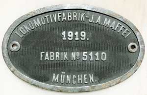 Fabrikschild J.A. Maffei, Mnchen: Fabriknummer: 5110, Baujahr: 1919. Zinkguss, oval, Riffelgrund mit Rand. BxH = 217 x 135 mm. Das Schild ist das Tenderschild von der DRG 18 316, Der Tender gehrte zu der ex. bad. IVh-1012, DRG 18 324.