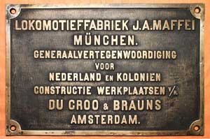 Fabrikschild Lokomotieffabriek J.A. Maffei, Mnchen und Hndler Du Croo&Brauns, Amsterdam: Fabriknummer: 4249, Baujahr: 1921. Bronzeguss rechteckig, Riffelgrund mit Rand. BxH= 350 x 235 mm. Das Schild ist von einem 700mm D-Kuppler mit Klien-Lindner Achsen, im Einsatz bei verschiedenen Feld- und 