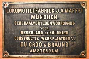 Fabrikschild Lokomotieffabriek J.A. Maffei, Mnchen und Hndler Du Croo&Brauns, Amsterdam: Fabriknummer: 4249, Baujahr: 1921. Bronzeguss rechteckig, Riffelgrund mit Rand. BxH= 350 x 235 mm. Das Schild ist von einem 700mm D-Kuppler mit Klien-Lindner Achsen, im Einsatz bei verschiedenen Feld- und 