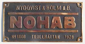 Fabrikschild Nohab, (Nydqvist&Holm A.B.), Trollhttan. Fabriknummer: 1806, Baujahr: 1928. Messingguss rechteckig, Riffelgrund mit Rand. Das Schild ist von einer 1D3 der TCDD,  Nr. 45.010.