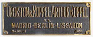 Fabrikschild Orenstein&Koppel, S.A., Madrid-Berlin-Lissabon. Fabriknummer: 10551, Baujahr: 1923,  Messingguss, rechteckig, Riffelgrund mit Rand. Das Schild ist von ? BxH = 340 x 130 mm.