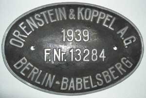 Orenstein & Koppel 13284, 1939, Aluguss, Riffelgrund mit Rand, von Baureihe 64 477, Zylinderschild