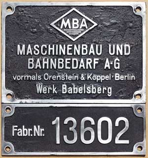 Fabrikschild O&K, Fabriknummer: 13602, Aluminiumguss rechteckig, Riffelgrund mit Rand (GAlmR). Die Schilder sind von einer 600mm-Schmalspurdampflok.