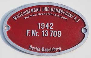 Fabrikschild Maschinenbau und Bahnbedarf A-G, vormals Orenstein & Koppel. Fabriknummer: 13709, Baujahr: 1942, Zinkguss, oval, Riffelgrund mit Rand. Das Schild ist von der DRB 50 2510.