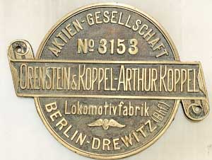 Fabrikschild Orenstein&Koppel, Drewitz: Fabriknummer: 3153, Baujahr: 1909. Messingguss, rund, Riffelgrund mit Rand. D = 269 mm, Schleife = 360 mm. Das Schild ist von der DRo 89 6134, ex. Oderbruchbahn Nr.3-32, ex. Cn2t Kleinbahn Mncheberg-Damsdorf.