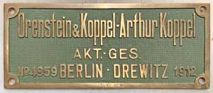 Fabrikschild Orenstein&Koppel, Berlin-Drewitz: Fabriknummer: 4959, Baujahr: 1912. Messingguss, rechteckig, Riffelgrund mit Rand. BxH = 333 x 140 mm. Das Schild ist von einer Lok des Kraftwerks Alt Garge,  Nr. 2, Bfl, ex. HEW Kraftwerk Schulau, ex. Gewerk Ilberstedt-Stassfurt.