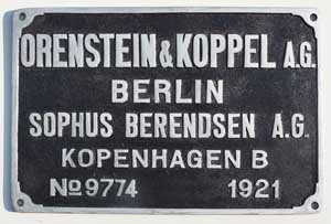 Fabrikschild Orenstein&Koppel, A.G., Berlin. Sophus Berendsen A.G., Koppenhagen B. Fabriknummer: 9974, Baujahr: 1921, Zinkguss, rechteckig, Riffelgrund mit Rand. Das Schild ist von ?. BxH = 295 x 195 mm.