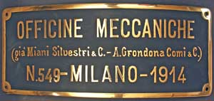 Fabrikschild Officine Meccaniche Milano, Fabriknummer: 549, Baujahr: 1914, Messingguss rechteckig, Riffelgrund mit Rand, Domschild. Das Schild ist von FS 325.094