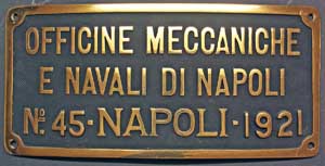 Fabrikschild Officine Meccaniche Milano, Fabriknummer: 841, Baujahr: 1924, Messingguss rechteckig, Riffelgrund mit Rand (GMsmR), Domschild, 380 x 170 mm. Das Schild ist von FS 743.367