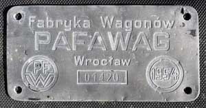 Fabrikschild PAFAWAG (Nachfolger LHB), Wrocław (Breslau). (Państwowa Fabryka Wagonów (deutsch wörtlich: Staatliche Waggonfabrik). Fabriknummer: 1420, Baujahr: 1954. Zinkguss rechteckig, glatt mit Rand. BxH = 210 x 105 mm. Das Fabrikschild ist ein Tenderschild einer SZD-Reihe Er. Die Loks wurden gebaut von Cegielsky, Poznan.