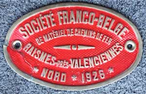 Fabrikschild Societe Franco-Belge, Raismes pres Valenciennes-Nord: Baujahr: 1926. Messingguss oval, Riffelgrund mit Rand. Das Schild ist ein Tenderschild der TCDD 56.913, ex SCP. BxH= 250 x 160 mm.  Das Schild ist ein Tenderschild der TCDD 56.913, ex SCP.  Lok gebaut von Courpet Louvet1707, der ehemaligen SCP. Diese Smyrna Cassaba Eisenbahn legte Wert darauf, alle Anteilseigner mit Auftrgen zu versehen. So wurden Lok und Tender in unterschiedlichen Werken und Lndern bestellt.