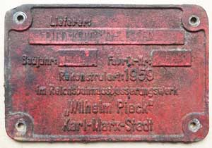 Reko-Fabrikschild für Lok Nr. 41 099/41 1099 Krupp-Fabriknummer: 1921, Baujahr: 1939. Rekonstruiert 1959 im RAW Wilhelm-Pieck. Aluminiumguss, rechteckig, Riffelgrund mit Rand. BxH = 213 x 141 mm.