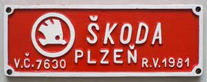 Fabrikschild koda Plzeň, Fabriknummer: 7630, Baujahr: 1981, Aluminiumguss rechteckig, Riffelgrund mit Rand (GAlmR). Das Schild ist von der ČSD S499.0284, spter 242.284-6. BxH= 598 x 105 mm