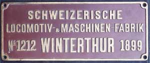 Fabrikschild SLM, Winterthur: Fabriknummer: 1212, Baujahr: 1899. Messingguss rechteckig, Riffelgrund mit Rand. BxH= 433 x 176 mm. Das Schild ist von der Nr. 92 der ehemaligen Hovedjernbana.