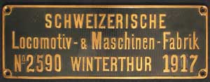 Fabrikschild Schweizerische Locomotiv-&Maschinen-Fabrik (SLM), Winterthur: Fabriknummer: 2590, Baujahr: 1917. Messingguss rechteckig, Riffelgrund mit Rand. BxH= 385 x 135 mm. Das Schild ist von SLM 2590/1917, B h2t, ex. Sensetalbahn Nr. 23, SLM Nachbau von Krauss Glaskasten, jedoch mit normalem Antrieb ohne Blindwelle. + 1959. Das Schild in der alten Ausfhrung mit Locomotivfabrik geschrieben, wie vor 1915. Fabriknummer und Jahrzahl sind genietete Ziffern. Vermutlich im Krieg als Grundform auf Vorrat gegossen und danach bei Gebrauch nur noch mit Ziffern bestckt.