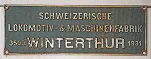 Fabrikschild SLM, Winterthur: Fabriknummer: 3500, Baujahr: 1931. Messingguss rechteckig, verchromt, Riffelgrund mit Rand. BxH = 422 x 150 mm. Das Schild ist von der SBB 11851.