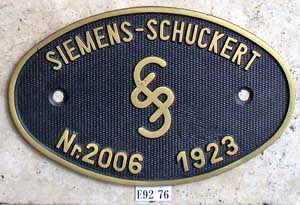 Fabrikschild Siemens-Schuckert, N�rnberg. Fabriknummer: 2006, Baujahr: 1923.  Messingguss oval, Riffelgrund mit Rand. BxH = 215 x 135 mm. Das sch�ne Fabrikschild ist von einem Lokomotivteil der DRG E92 76.