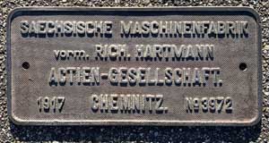 Fabrikschild Saechsische Maschinenfabrik Rich. Hartmann, Actien-Gesellschaft, Chemnitz: Fabriknummer: 3972, Baujahr: 1917.  Eisenguss, rechteckig, Riffelgrund mit Rand. BxH = 262 x 121 mm. Das Fabrikschild ist vom Tender der DRG 18 007.