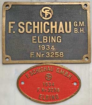 Fabrikschild F.Schichau G.M.B.H., Elbing: Fabriknummer: 3258, Baujahr: 1934. Zylinderschild: Messingguss rechteckig, Riffelgrund mit Rand. BxH= 300 x 211 mm. Rahmenschild/Tenderschild:  Messingguss oval,  Riffelgrund mit Rand. BxH= 213 x 134 mm. Das Schild ist von der DRG 86 143.