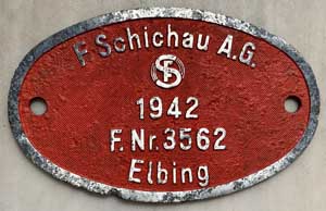 Fabrikschild F. Schichau A.G., Elbing: Fabriknummer: 3562, Baujahr: 1942. Zinkguss, oval, Riffelgrund mit Rand. BxH = 325 x 226 mm. Das Schild ist von der DRB 44-1218.