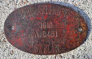 Fabrikschild Schwartzkopff, Berlin: Fabriknummer: 6451, Baujahr: 1918. Eisenblech oval, glatt ohne Rand. BxH = 215 x 133 mm. Das Ersatzschild ist von der DRG 38 2193.