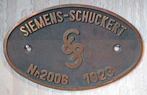 Fabrikschild Siemens-Schuckert, N�rnberg. Fabriknummer: 2006, Baujahr: 1923.  Messingguss oval, Riffelgrund mit Rand. BxH = 215 x 135 mm. Das sch�ne Fabrikschild ist von einem Lokomotivteil der DRG E92 76.