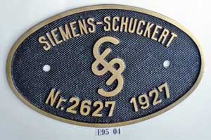 Fabrikschild Siemens-Schuckert, Fabriknummer: 2627, Baujahr: 1927. BxH = 213 x 133 mm, Messingguss oval, Riffelgrund mit Rand. BxH =  x  mm. Das Schild ist von der DRG E95 04. Abbildung mit zugeh�rigem AEG-Fabrikschild. Zwei sehr sch�ne Fabrikschilder.