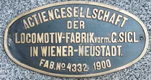 Fabrikschild Actiengesellschaft der Locomotiv-Fabrik, vormals G. SIGL,  Wiener-Neustadt.Fabriknummer: 4332, Baujahr: 1900, Messingguss, oval, Riffelgrund mit Rand (GMsmR). Das Schild ist von einer 2-C-de-Glehn, TCDD 35001, ex Smyrne-Cassaba Lok Nr.61, 325 x 172 mm