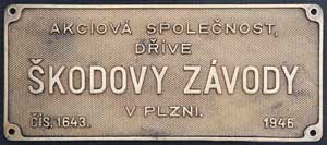Fabrikschild Škoda Závody, Akciová společnost. Fabriknummer: 1643, Baujahr: 1946. Messingguss, rechteckig, Riffelgrund mit Rand. BxH = 350 x 150 mm. Das Fabrikschild ist von der CSD 534.0318. Bemerkenswert ist bei den CSD Schildern, dass das AV oder VA als ein Buchstabe gesetzt wurden.
