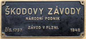 Fabrikschild Škodovy závody (Skoda Werke), Národní Podnik (nationales Unternehmen) Závod v Plzni (Werk in Pilsen). Fabriknummer: 1737, Baujahr: 1946. Messingguss rechteckig, Riffelgrund mit Rand. BxH = 351 x 1500 mm. Das schöne Fabrikschild ist von der CSD 498.032.