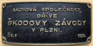 Fabrikschild Akciová společnost (Aktiengesellschaft) dřive (ehemals) Škodovy závody (Skoda Werke), v Plzni (in Pilsen), Fabriknummer: 9, Baujahr: 1920. Messingguss rechteckig, Riffelgrund mit Rand. BxH = 348 x 152 mm. Das schöne Fabrikschild ist von der CSD 434.1108.