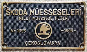 Fabrikschild koda Messeseleri, Milli Messese, Plzen. Fabriknummer: 1096, Baujahr: 1949, Messingguss rechteckig, Riffelgrund mit Rand. Das Schild ist aus einer Serie von Tendern, die zusammen mit Lokomotiven "Reihe 56" von der Tschechoslowakei an die TCDD geliefert wurden.