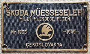 Fabrikschild Škoda Müesseseleri, Milli Müessese, Plzen. Fabriknummer: 1096, Baujahr: 1949, Messingguss rechteckig, Riffelgrund mit Rand. Das Schild ist aus einer Serie von Tendern, die zusammen mit Lokomotiven "Reihe 56" von der Tschechoslowakei an die TCDD geliefert wurden.