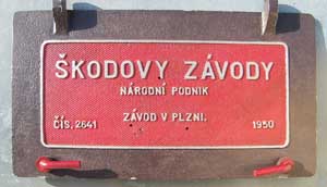 Fabrikschild Škodovy Závody, Plzni (Pilsen): Fabriknummer: 2641, Baujahr: 1950. Aluminiumguss, rechteckig, Riffelgrund mit Rand. BxH = 440 x 240 mm. Das Fabrikschild ist von der CSD 475.1118.  Das Fabrikschild ist befestigt an der Zylinderschildkappe von der CSD-Lokomotive 475.1118 von Skoda.