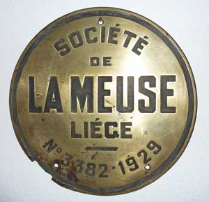 FabrikschildSocit de la Meuse, Lige. Fabriknummer: 3382, Baujahr: 1929, Messingguss rund, glatt mit Rand, Negativguss. Das Schild ist von der ?