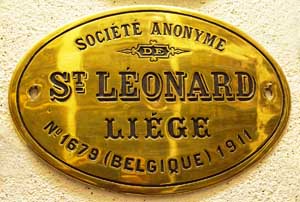 Fabrikschild Société Anonyme St. Leonard, Liege, Belgique. Fabriknummer: 1679, Baujahr: 1911. Messingguss oval, glatt mit Rand.