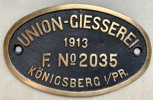 Fabrikschild Union-Giesserei, Knigsberg i/Pr.: Fabriknummer: 2035, Baujahr: 1913. Messingguss, oval, Riffelgrund mit Rand. BxH = 215 x 135 mm. Das Schild ist von der DRG 92-702, ex. KPEV T13, Cassel 7909.