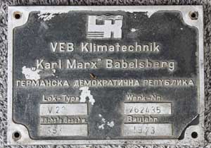 Fabrikschild VEB Karl Marx Babelsberg: Fabriknummer: 262435, Baujahr: 1973. Aluminiumguss, rechteckig, Riffelgrund mit Rand. BxH = 213 x 152 mm. Das Schild ist von einer ex DRo V22, geliefert als Werklok nach Bulgarien.